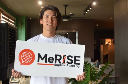 MeRISEのロゴを持つ小林さん